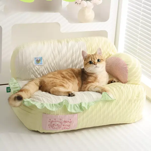 101174-cac91c.webp All-Season Plush Cat Bed with Comfort and Security