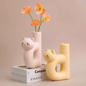 96494-7a2399.webp Charming Cat Letter D-Shaped Resin Vase